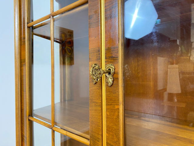 WMK # Pompöse und sehr gut erhaltene Stilmöbel Vitrine im Rokoko Stil mit feinen Intarsien, Gold Akzenten und Messingbeschlägen # Geschirrschrank Schrank Highboard Biedermeier Barock Vintage