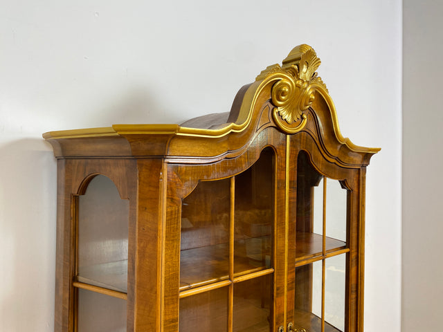 WMK # Pompöse und sehr gut erhaltene Stilmöbel Vitrine im Rokoko Stil mit feinen Intarsien, Gold Akzenten und Messingbeschlägen # Geschirrschrank Schrank Highboard Biedermeier Barock Vintage