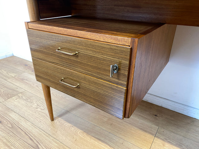 WMK I Versand 85€ I Stilvoller kleiner Mid-Century Schreibtisch , freistehend, mit Schubladen & Messinggriffen I Desk Arbeitstisch Bürotisch Sekretär DDR 60er 70er Vintage Berlin Regensburg Flensburg