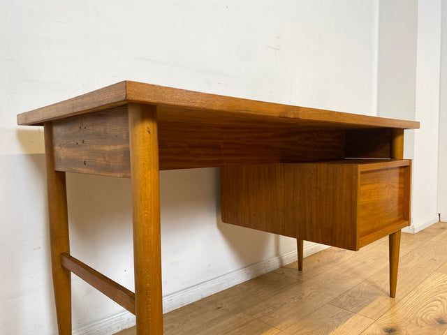 WMK I Versand 85€ I Stilvoller kleiner Mid-Century Schreibtisch , freistehend, mit Schubladen & Messinggriffen I Desk Arbeitstisch Bürotisch Sekretär DDR 60er 70er Vintage Berlin Regensburg Flensburg