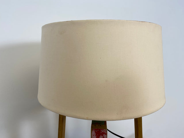 Boatwood by WMK # 1/3 Einzigartige Tischlampe mit Lampenfuß aus altem Bootsholz und weißem Lampenschirm, ein handgefertigtes Unikat in Originalfarben # Lampe Tischleuchte Schreibtischlampe Leselampe