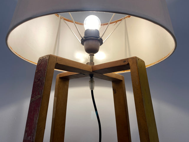 Boatwood by WMK # 1/3 Einzigartige Tischlampe mit Lampenfuß aus altem Bootsholz und weißem Lampenschirm, ein handgefertigtes Unikat in Originalfarben # Lampe Tischleuchte Schreibtischlampe Leselampe