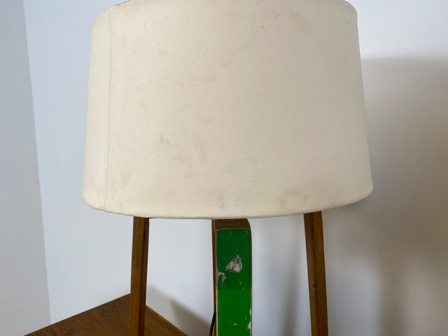 Boatwood by WMK # 1/3 Einzigartige Tischlampe mit Lampenfuß aus altem Bootsholz und weißem Lampenschirm, ein handgefertigtes Unikat in Originalfarben # Lampe Tischleuchte Schreibtischlampe Leselampe