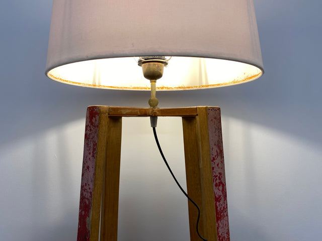 Boatwood by WMK # 1/3 Einzigartige Tischlampe mit Lampenfuß aus altem Bootsholz und weißem Lampenschirm, ein handgefertigtes Unikat in Originalfarben # Lampe Tischleuchte Schreibtischlampe Leselampe