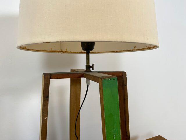 Boatwood by WMK # 1/3 Einzigartige Tischlampe mit Lampenfuß aus altem Bootsholz und weißem Lampenschirm, ein handgefertigtes Unikat in Originalfarben # Lampe Tischleuchte Schreibtischlampe Leselampe