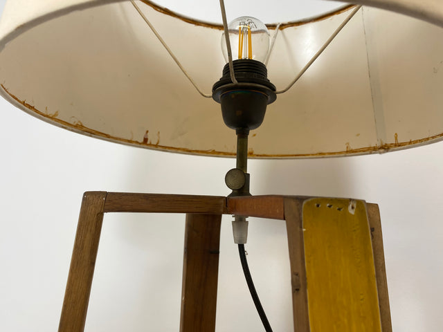 Boatwood by WMK # 1/3 Einzigartige Tischlampe mit Lampenfuß aus altem Bootsholz und weißem Lampenschirm, ein handgefertigtes Unikat in Originalfarben # Lampe Tischleuchte Schreibtischlampe Leselampe