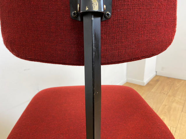 WMK # Hochwertiger Vintage Schreibtischstuhl von Edusit mit rotem Originalbezug, höhenverstellbar, auf schwarzem Metall Fußkreuz I Drehstuhl Architektenstuhl Bürostuhl Arbeitsstuhl Berlin Köln Passau