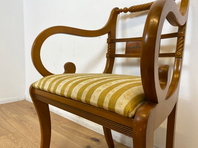 WMK # Formschöner und sehr gut erhaltener Vintage Armlehnstuhl in englischem Stil mit Intarsien und gestreiftem Bezug # Stuhl Sessel Schreibtischstuhl Chair Armlehnen Empire Regency Vintage Stilmöbel