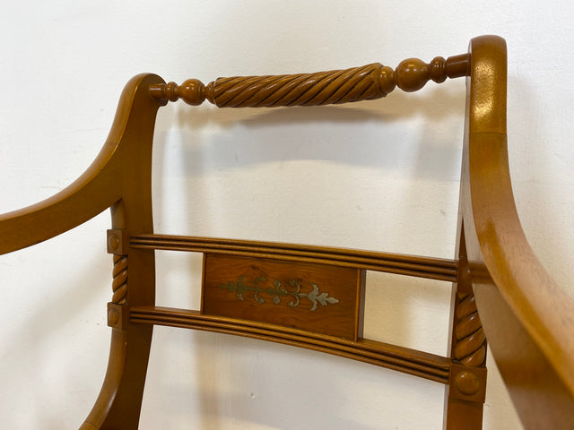 WMK # Formschöner und sehr gut erhaltener Vintage Armlehnstuhl in englischem Stil mit Intarsien und gestreiftem Bezug # Stuhl Sessel Schreibtischstuhl Chair Armlehnen Empire Regency Vintage Stilmöbel