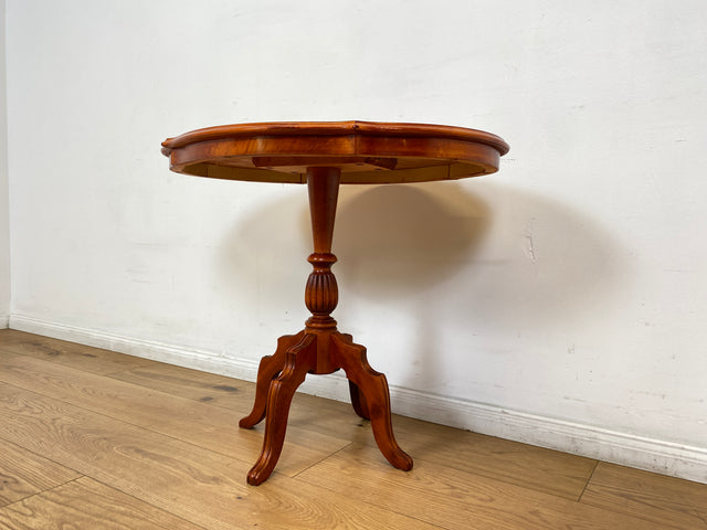 WMK Stilvoller und sehr gute erhaltener Vintage Beistelltisch im antiken Stile in Kirschholz mit fein gedrechselter Mittelsäule I Tisch Salontisch Couchtisch Ablage Lampentisch Stilmöbel Barock Berlin