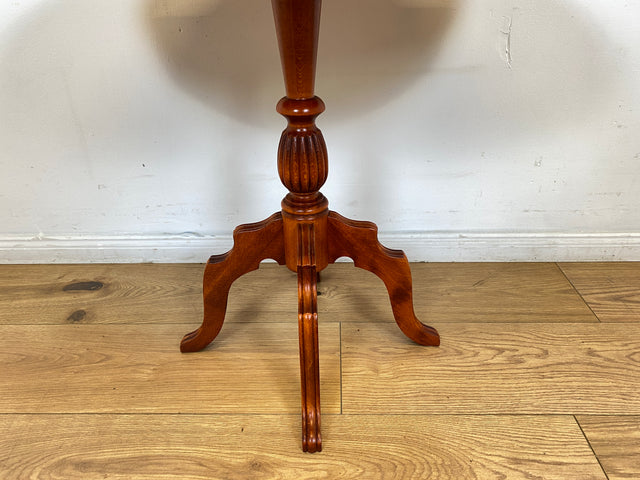 WMK Stilvoller und sehr gute erhaltener Vintage Beistelltisch im antiken Stile in Kirschholz mit fein gedrechselter Mittelsäule I Tisch Salontisch Couchtisch Ablage Lampentisch Stilmöbel Barock Berlin