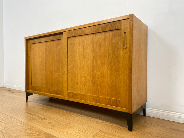 WMK # Stilvolle Vintage Designerkommode in Eichenholz von Poul Hundevad mit Schiebetüren auf neuen Metallfüßen # Sideboard Kommode Designerkommode Wäschekommode Schuhkommode Danish Design Mid-Century