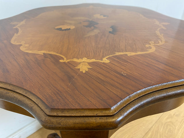 WMK I Sehr schöner Vintage Dreifuß Tisch mit gedrechseltem Mittelfuß und floralen Intarsien