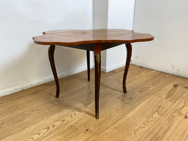 WMK # Vornehmer und sehr gut erhaltener Vintage Klapptisch im Stile des Louis Seize mit feinen Intarsien und edlen Messingbeschlägen # Couchtisch Beistelltisch Spieletisch Salontisch Barock Rokoko XV