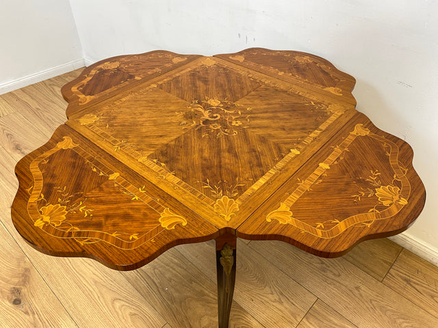 WMK # Vornehmer und sehr gut erhaltener Vintage Klapptisch im Stile des Louis Seize mit feinen Intarsien und edlen Messingbeschlägen # Couchtisch Beistelltisch Spieletisch Salontisch Barock Rokoko XV