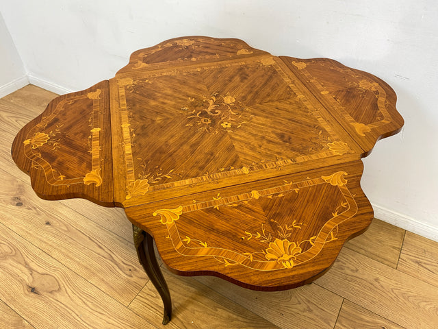 WMK # Vornehmer und sehr gut erhaltener Vintage Klapptisch im Stile des Louis Seize mit feinen Intarsien und edlen Messingbeschlägen # Couchtisch Beistelltisch Spieletisch Salontisch Barock Rokoko XV
