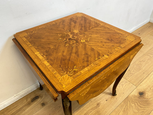WMK # Vornehmer und sehr gut erhaltener Vintage Klapptisch im Stile des Louis Seize mit feinen Intarsien und edlen Messingbeschlägen # Couchtisch Beistelltisch Spieletisch Salontisch Barock Rokoko XV