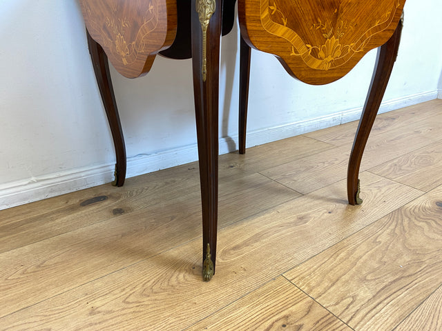 WMK # Vornehmer und sehr gut erhaltener Vintage Klapptisch im Stile des Louis Seize mit feinen Intarsien und edlen Messingbeschlägen # Couchtisch Beistelltisch Spieletisch Salontisch Barock Rokoko XV