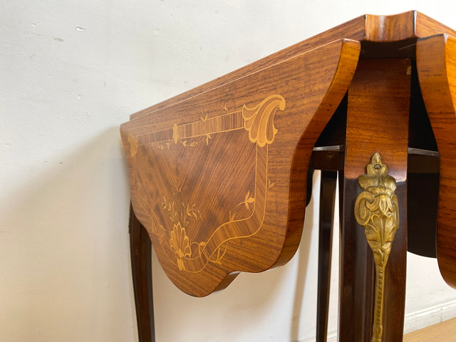 WMK # Vornehmer und sehr gut erhaltener Vintage Klapptisch im Stile des Louis Seize mit feinen Intarsien und edlen Messingbeschlägen # Couchtisch Beistelltisch Spieletisch Salontisch Barock Rokoko XV