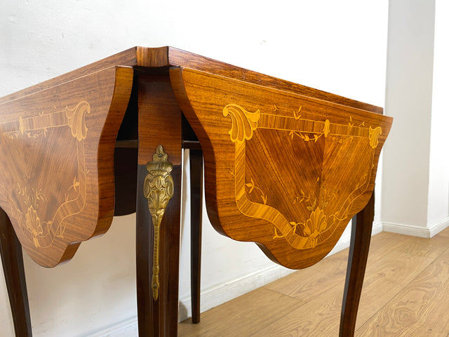 WMK # Vornehmer und sehr gut erhaltener Vintage Klapptisch im Stile des Louis Seize mit feinen Intarsien und edlen Messingbeschlägen # Couchtisch Beistelltisch Spieletisch Salontisch Barock Rokoko XV