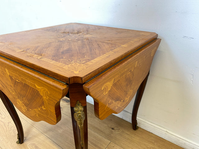 WMK # Vornehmer und sehr gut erhaltener Vintage Klapptisch im Stile des Louis Seize mit feinen Intarsien und edlen Messingbeschlägen # Couchtisch Beistelltisch Spieletisch Salontisch Barock Rokoko XV
