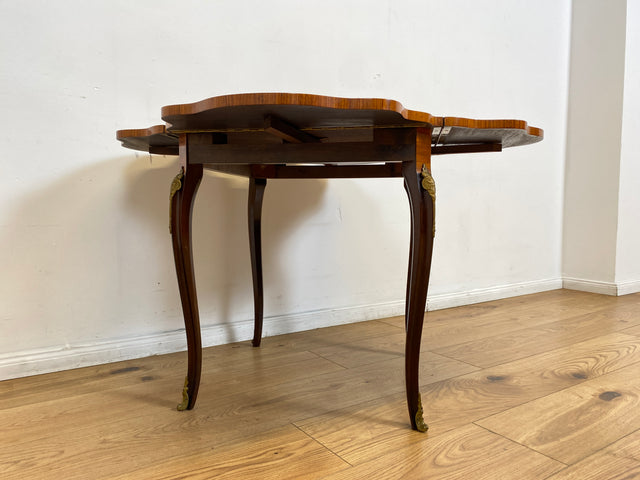 WMK # Vornehmer und sehr gut erhaltener Vintage Klapptisch im Stile des Louis Seize mit feinen Intarsien und edlen Messingbeschlägen # Couchtisch Beistelltisch Spieletisch Salontisch Barock Rokoko XV