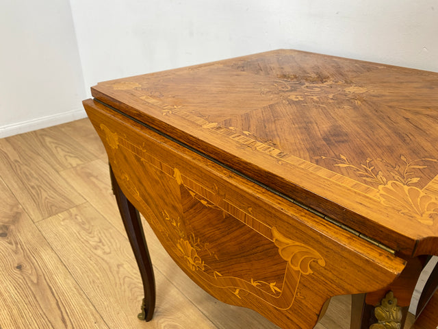 WMK # Vornehmer und sehr gut erhaltener Vintage Klapptisch im Stile des Louis Seize mit feinen Intarsien und edlen Messingbeschlägen # Couchtisch Beistelltisch Spieletisch Salontisch Barock Rokoko XV