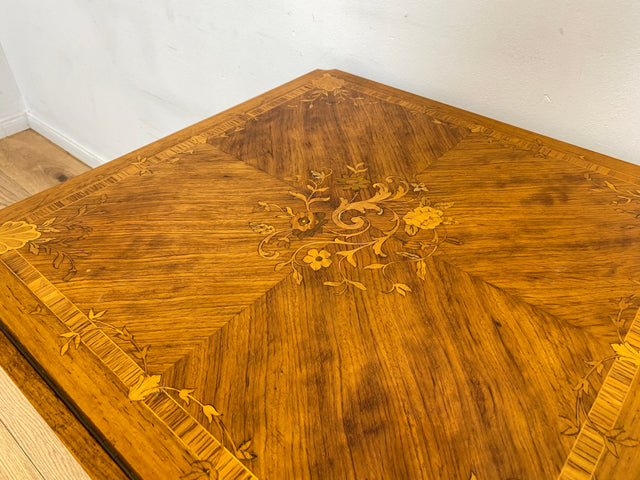 WMK # Vornehmer und sehr gut erhaltener Vintage Klapptisch im Stile des Louis Seize mit feinen Intarsien und edlen Messingbeschlägen # Couchtisch Beistelltisch Spieletisch Salontisch Barock Rokoko XV