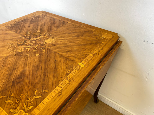 WMK # Vornehmer und sehr gut erhaltener Vintage Klapptisch im Stile des Louis Seize mit feinen Intarsien und edlen Messingbeschlägen # Couchtisch Beistelltisch Spieletisch Salontisch Barock Rokoko XV