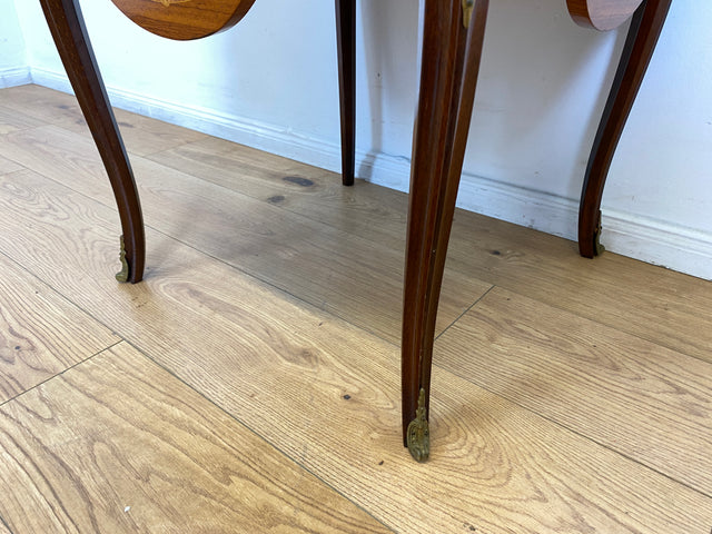 WMK # Vornehmer und sehr gut erhaltener Vintage Klapptisch im Stile des Louis Seize mit feinen Intarsien und edlen Messingbeschlägen # Couchtisch Beistelltisch Spieletisch Salontisch Barock Rokoko XV