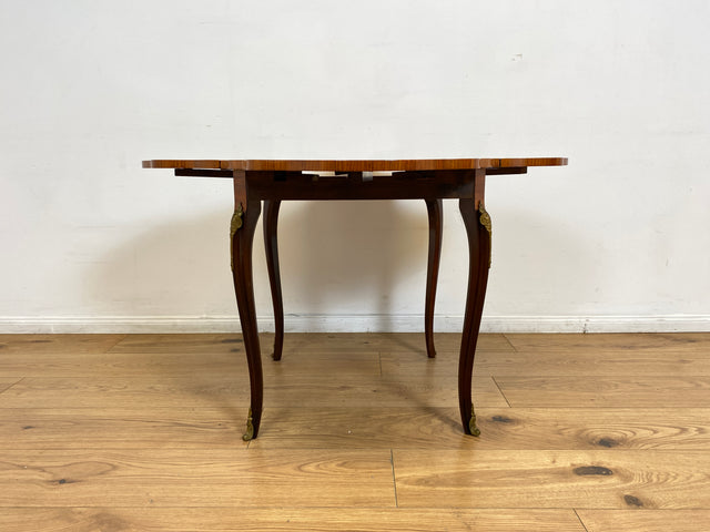WMK # Vornehmer und sehr gut erhaltener Vintage Klapptisch im Stile des Louis Seize mit feinen Intarsien und edlen Messingbeschlägen # Couchtisch Beistelltisch Spieletisch Salontisch Barock Rokoko XV