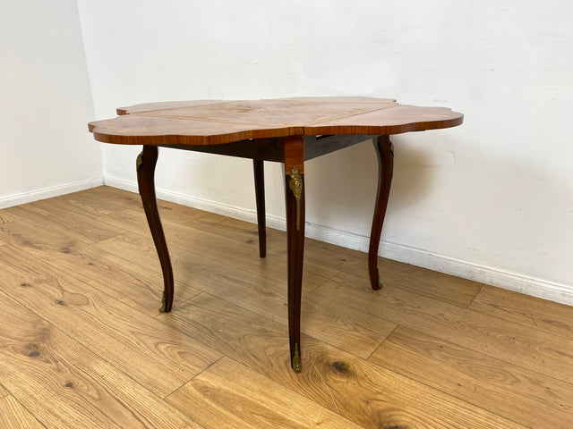 WMK # Vornehmer und sehr gut erhaltener Vintage Klapptisch im Stile des Louis Seize mit feinen Intarsien und edlen Messingbeschlägen # Couchtisch Beistelltisch Spieletisch Salontisch Barock Rokoko XV