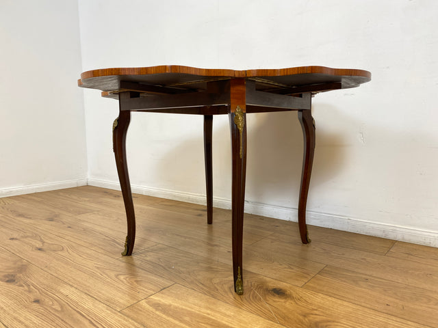 WMK # Vornehmer und sehr gut erhaltener Vintage Klapptisch im Stile des Louis Seize mit feinen Intarsien und edlen Messingbeschlägen # Couchtisch Beistelltisch Spieletisch Salontisch Barock Rokoko XV