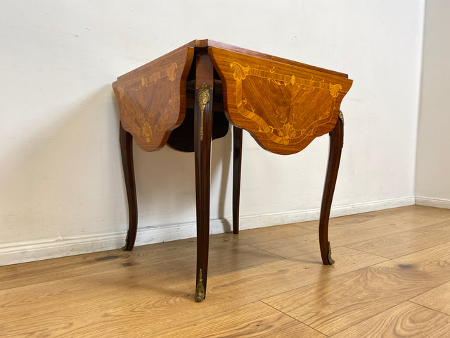 WMK # Vornehmer und sehr gut erhaltener Vintage Klapptisch im Stile des Louis Seize mit feinen Intarsien und edlen Messingbeschlägen # Couchtisch Beistelltisch Spieletisch Salontisch Barock Rokoko XV