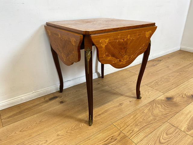 WMK # Vornehmer und sehr gut erhaltener Vintage Klapptisch im Stile des Louis Seize mit feinen Intarsien und edlen Messingbeschlägen # Couchtisch Beistelltisch Spieletisch Salontisch Barock Rokoko XV