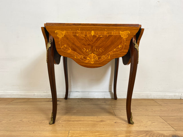 WMK # Vornehmer und sehr gut erhaltener Vintage Klapptisch im Stile des Louis Seize mit feinen Intarsien und edlen Messingbeschlägen # Couchtisch Beistelltisch Spieletisch Salontisch Barock Rokoko XV