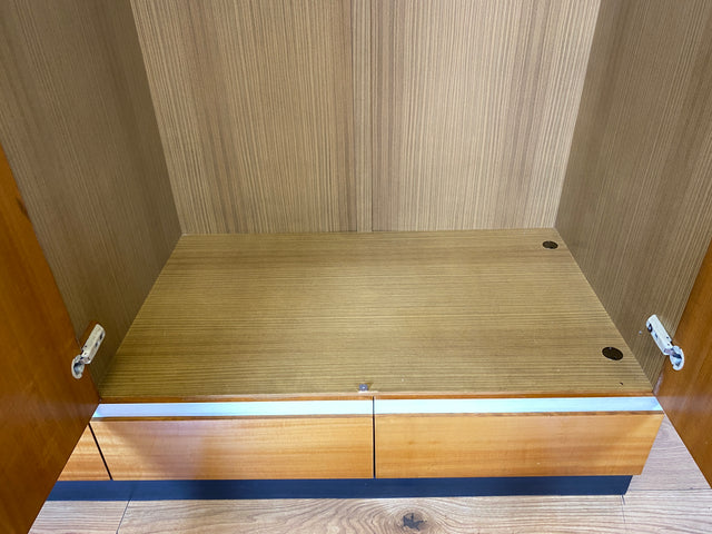 Schöner und geräumiger Vintage Kleiderschrank aus 1967 in Hochglanz Kirschholz mit Aufsatz und Schubladen I Schrank Schlafzimmerschrank Wäscheschrank 60er 70er Mid-Century