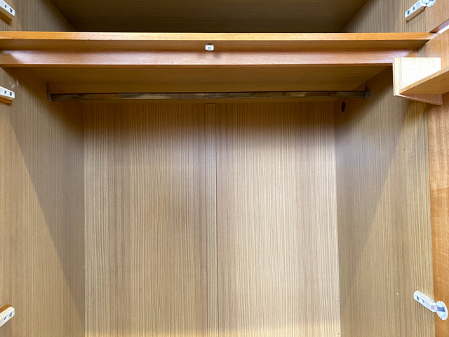 Schöner und geräumiger Vintage Kleiderschrank aus 1967 in Hochglanz Kirschholz mit Aufsatz und Schubladen I Schrank Schlafzimmerschrank Wäscheschrank 60er 70er Mid-Century