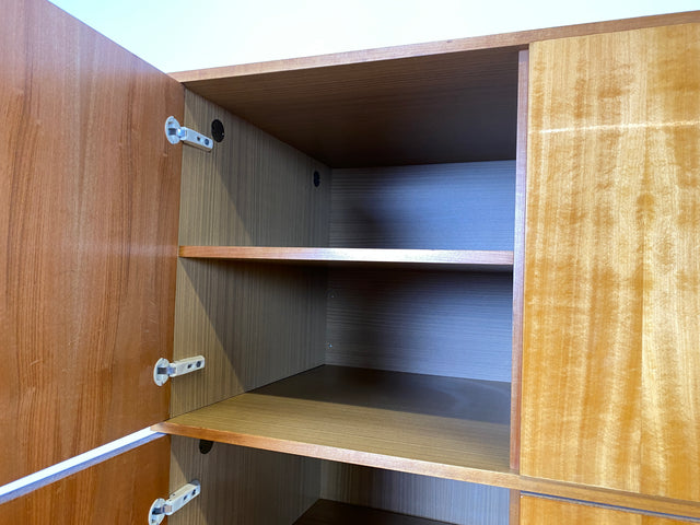 Schöner und geräumiger Vintage Kleiderschrank aus 1967 in Hochglanz Kirschholz mit Aufsatz und Schubladen I Schrank Schlafzimmerschrank Wäscheschrank 60er 70er Mid-Century