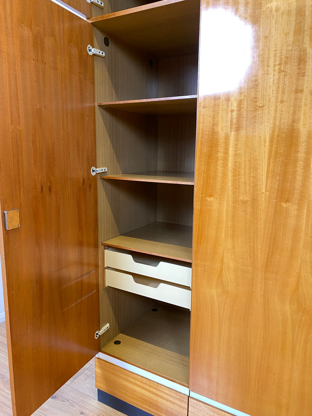 Schöner und geräumiger Vintage Kleiderschrank aus 1967 in Hochglanz Kirschholz mit Aufsatz und Schubladen I Schrank Schlafzimmerschrank Wäscheschrank 60er 70er Mid-Century