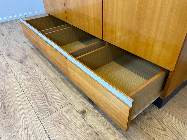 Schöner und geräumiger Vintage Kleiderschrank aus 1967 in Hochglanz Kirschholz mit Aufsatz und Schubladen I Schrank Schlafzimmerschrank Wäscheschrank 60er 70er Mid-Century