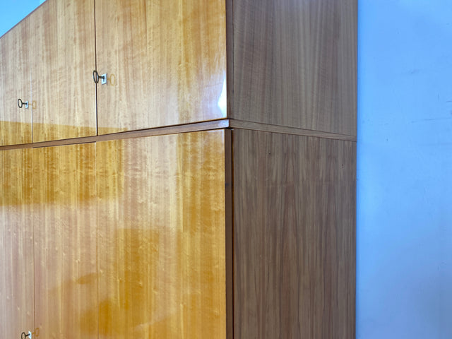 Schöner und geräumiger Vintage Kleiderschrank aus 1967 in Hochglanz Kirschholz mit Aufsatz und Schubladen I Schrank Schlafzimmerschrank Wäscheschrank 60er 70er Mid-Century