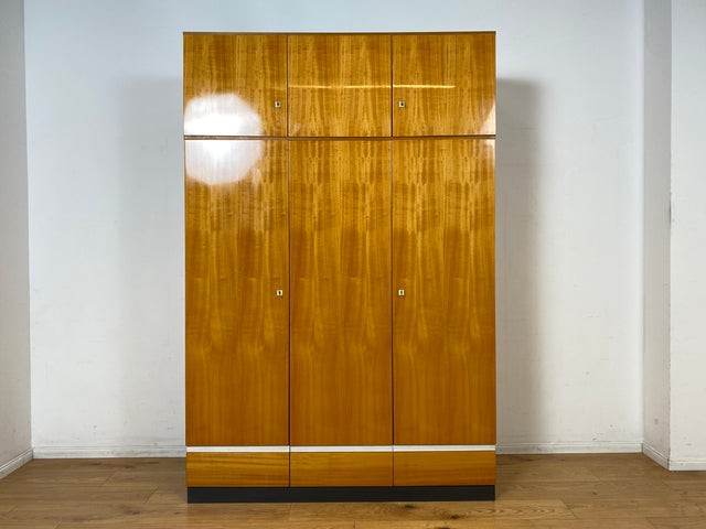 Schöner und geräumiger Vintage Kleiderschrank aus 1967 in Hochglanz Kirschholz mit Aufsatz und Schubladen I Schrank Schlafzimmerschrank Wäscheschrank 60er 70er Mid-Century