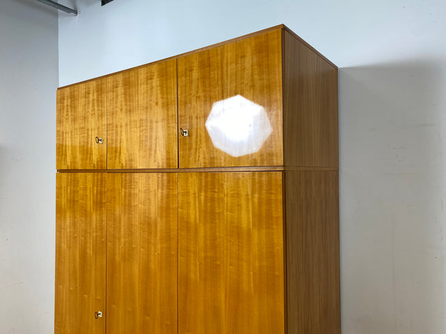 Schöner und geräumiger Vintage Kleiderschrank aus 1967 in Hochglanz Kirschholz mit Aufsatz und Schubladen I Schrank Schlafzimmerschrank Wäscheschrank 60er 70er Mid-Century