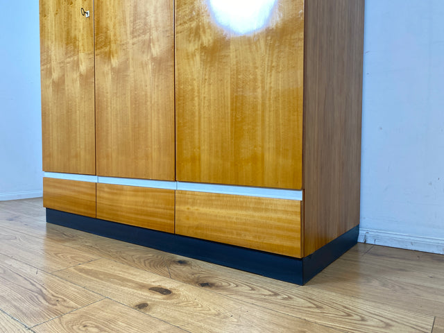 Schöner und geräumiger Vintage Kleiderschrank aus 1967 in Hochglanz Kirschholz mit Aufsatz und Schubladen I Schrank Schlafzimmerschrank Wäscheschrank 60er 70er Mid-Century