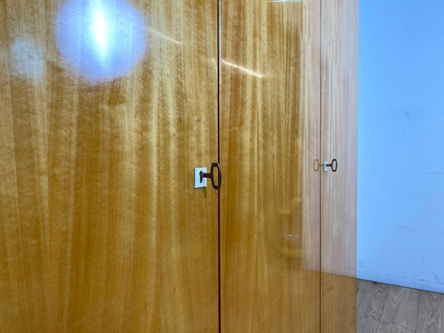 Schöner und geräumiger Vintage Kleiderschrank aus 1967 in Hochglanz Kirschholz mit Aufsatz und Schubladen I Schrank Schlafzimmerschrank Wäscheschrank 60er 70er Mid-Century