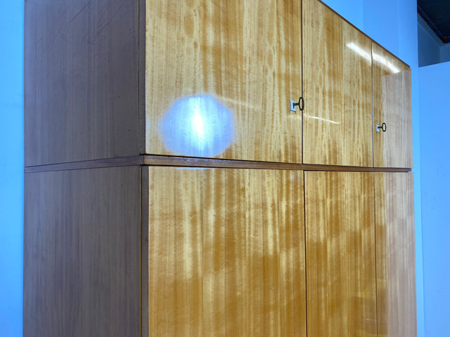 Schöner und geräumiger Vintage Kleiderschrank aus 1967 in Hochglanz Kirschholz mit Aufsatz und Schubladen I Schrank Schlafzimmerschrank Wäscheschrank 60er 70er Mid-Century