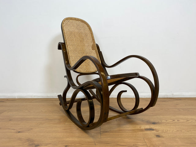 WMK # Kultiger und sehr gut erhaltener Vintage Schaukelstuhl im Stil von Thonet mit Bugholz Rahmen und Wiener Geflecht # Schaukelfauteuil Sessel Lesesessel Relaxsessel Rocking Chair Korbgeflecht Retro