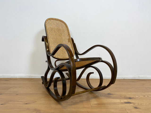 WMK # Kultiger und sehr gut erhaltener Vintage Schaukelstuhl im Stil von Thonet mit Bugholz Rahmen und Wiener Geflecht # Schaukelfauteuil Sessel Lesesessel Relaxsessel Rocking Chair Korbgeflecht Retro