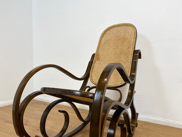 WMK # Kultiger und sehr gut erhaltener Vintage Schaukelstuhl im Stil von Thonet mit Bugholz Rahmen und Wiener Geflecht # Schaukelfauteuil Sessel Lesesessel Relaxsessel Rocking Chair Korbgeflecht Retro